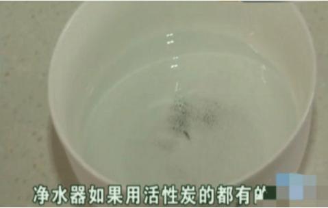 净水器换滤芯，水有黑色物体，曝光退费，女子：比自来水还脏