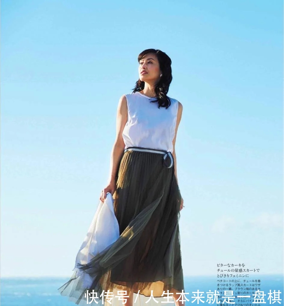  「蓝色」很火的“猫系少女”风，T恤和裙子就能帮你打造，11天美的不重复