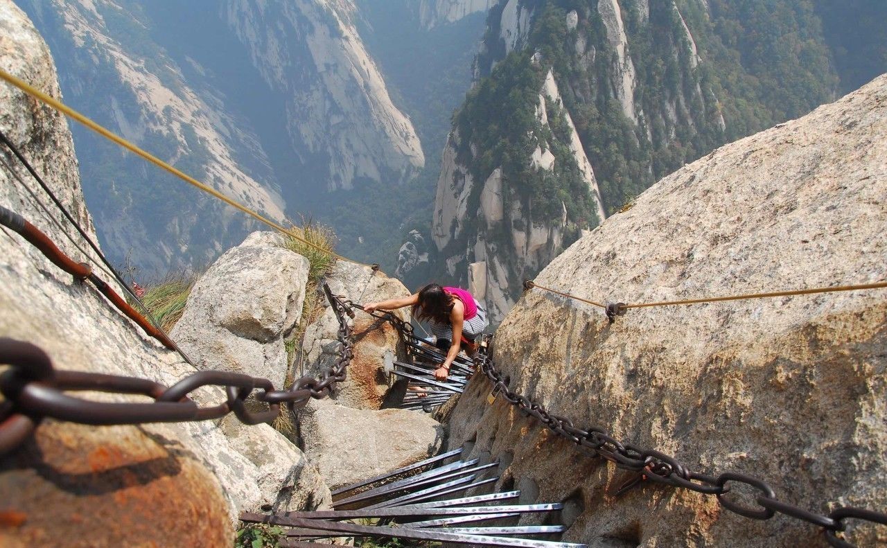 华山之上，有段长空栈道，虽然险峻，游客却络绎不绝