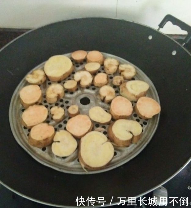 「商品」钓鲤鱼喜欢用商品饵?别闹了,遇到这些“杂粮”鲤鱼咬钩才叫凶