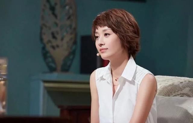  『气质』马伊琍太时尚了吧，驼色毛衣裙搭配白色靴子，气质不输20岁少女