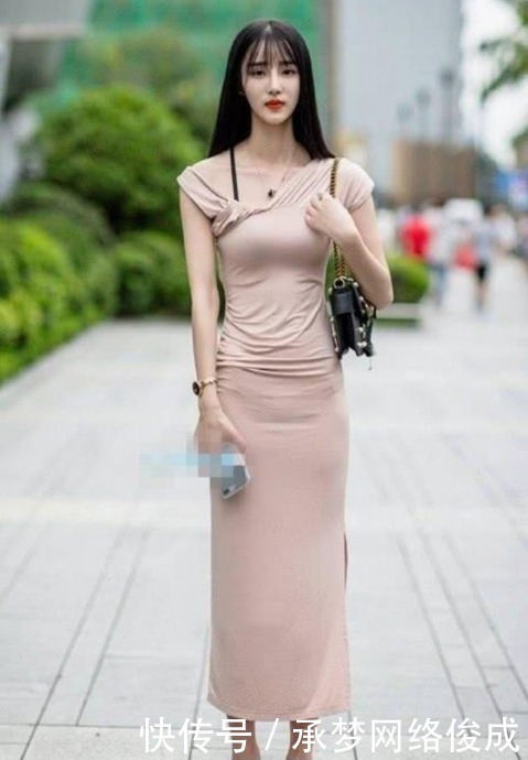 展现|街拍美图:街头小姐姐,展现恰到好处的时尚美,彰显小清新的气质!