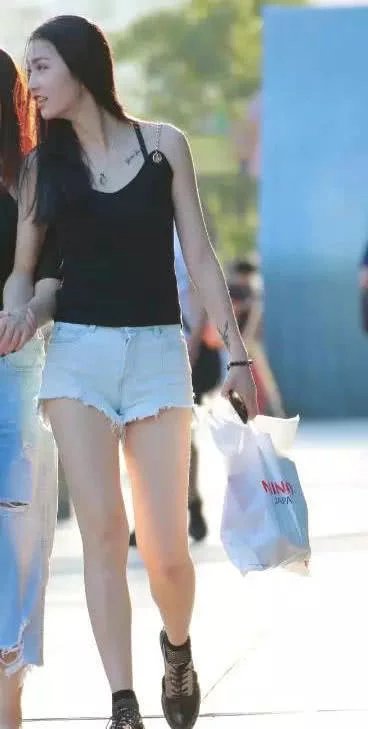 性感小姐姐身穿吊带抹胸搭配超短裤，十分性感，吸睛无数