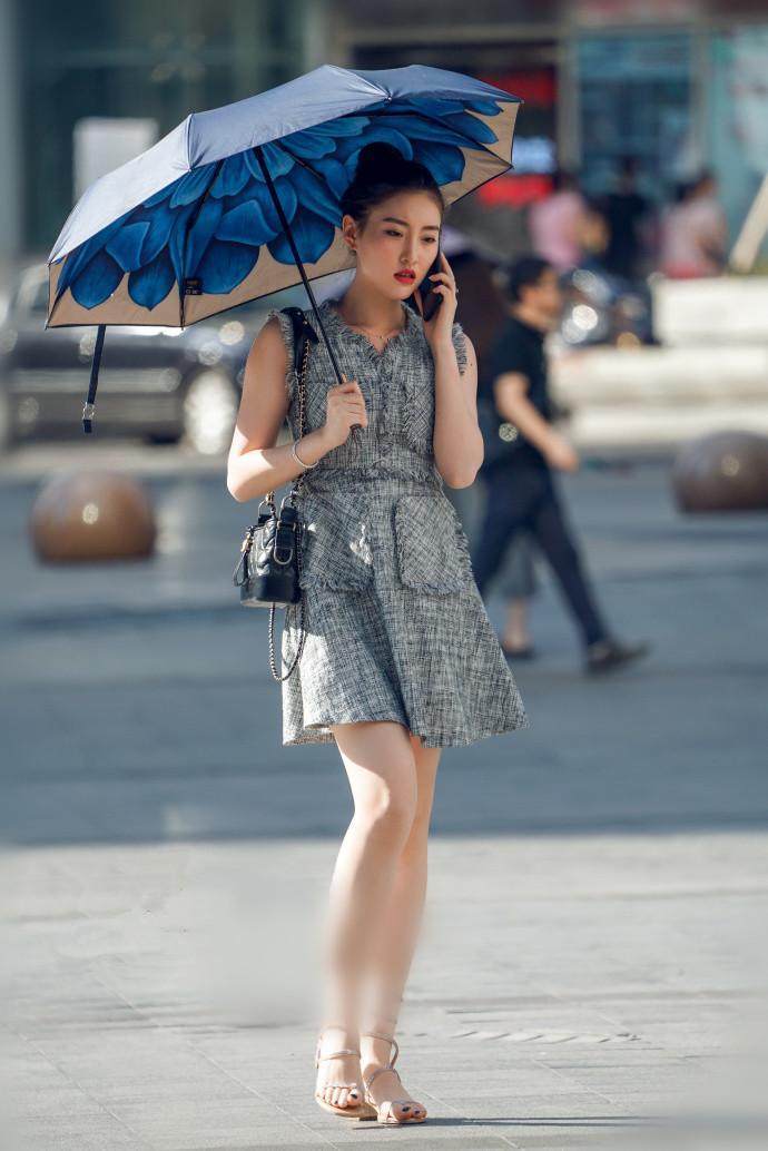 街拍：用简单的方式拥抱时尚，网友：全要了！