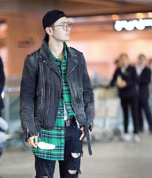 40岁黄晓明机场街拍装嫩，陈伟霆鹿晗最爱的破洞牛仔裤你真敢穿呀