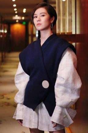 郁可唯真拼命！穿的是裙子也未免太紧了吧 网友：里面的都遮不住