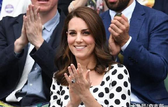 英国王妃凯特、梅根合体亮相, 梅根探头探脑, 凯特难掩贵族气质