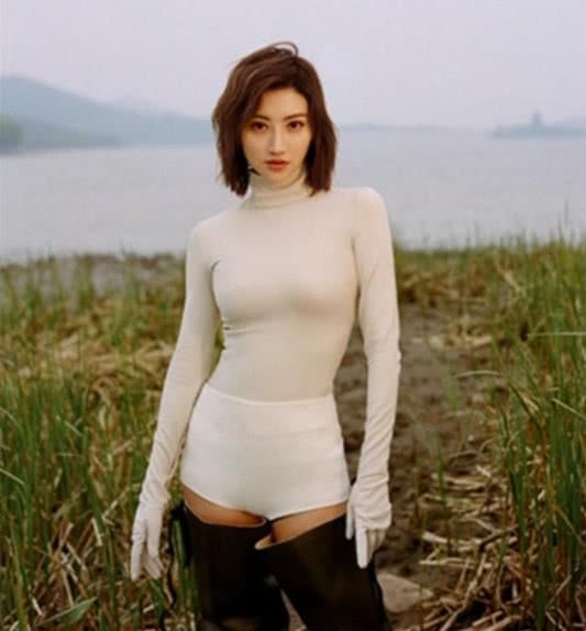 29岁的景甜穿衣太大胆，内裤外穿大秀美腿，张继科你不管管吗？