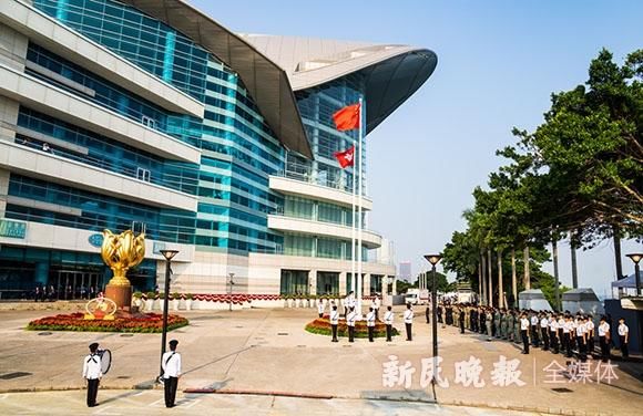  #新民晚报#今天，五星红旗在香港金紫荆广场冉冉升起