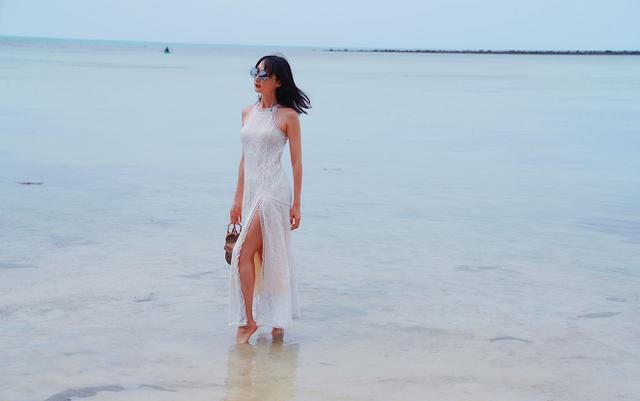 雷佳音老婆海边度假,穿比基尼身材超火辣,女儿扎小彩辫个性十足