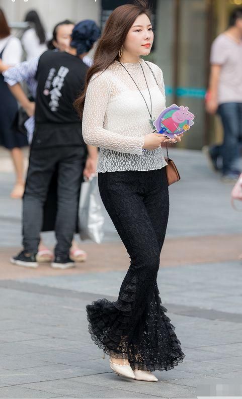 街拍:微胖美女穿衣品味高，身材好，自信满满的成熟御姐气息!