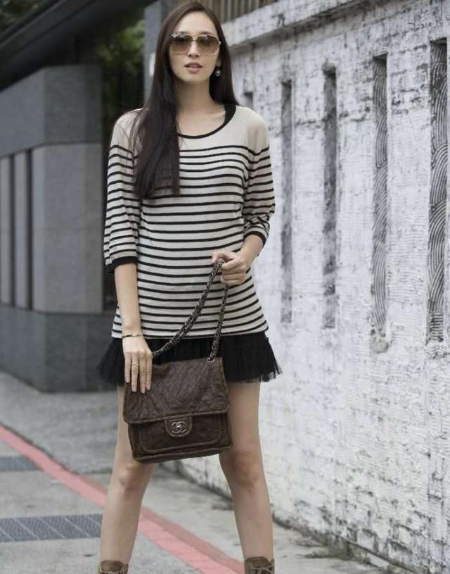 吴佩慈双腿张得真开，包都挡不住了，网友：难怪挤不进豪门！