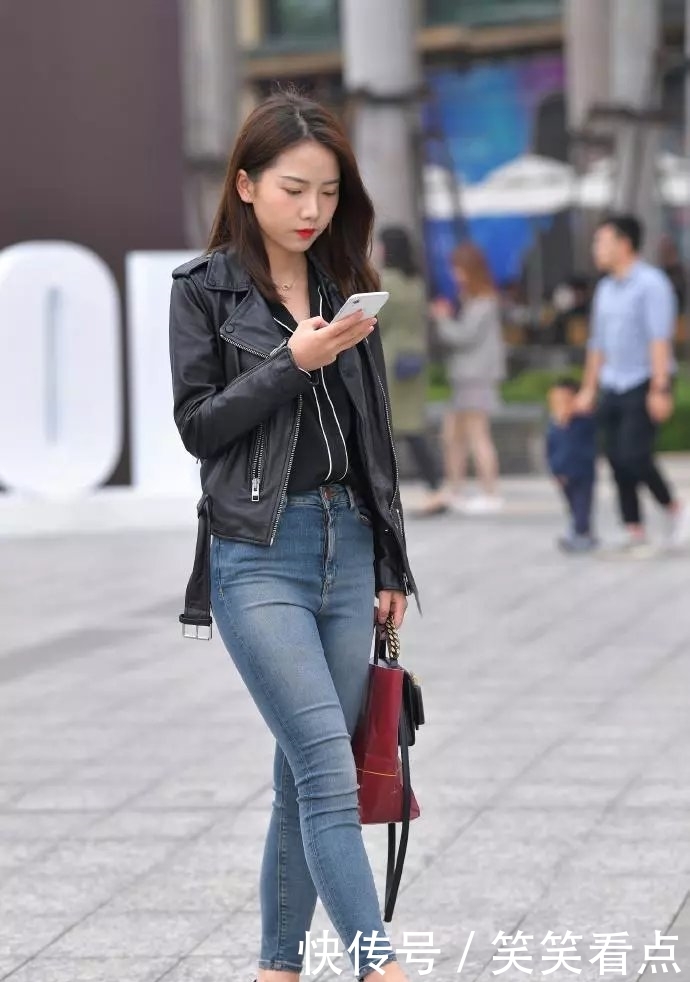  『休闲』时尚休闲又得体，牛仔裤穿搭让造型充满帅气感