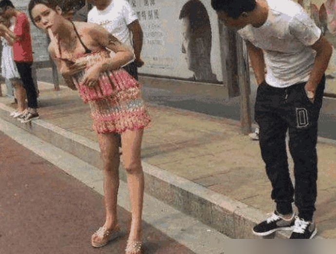 女子身穿“奇葩”衣服, 引路人围观, 最后将衣服吃了解暑?