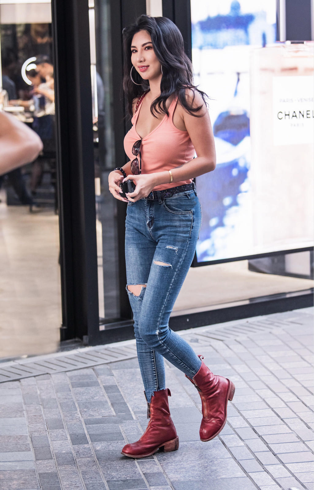 轻熟混血儿小姐姐紧身背心凸显丰满美胸，靓丽身材尽显混血美女姿