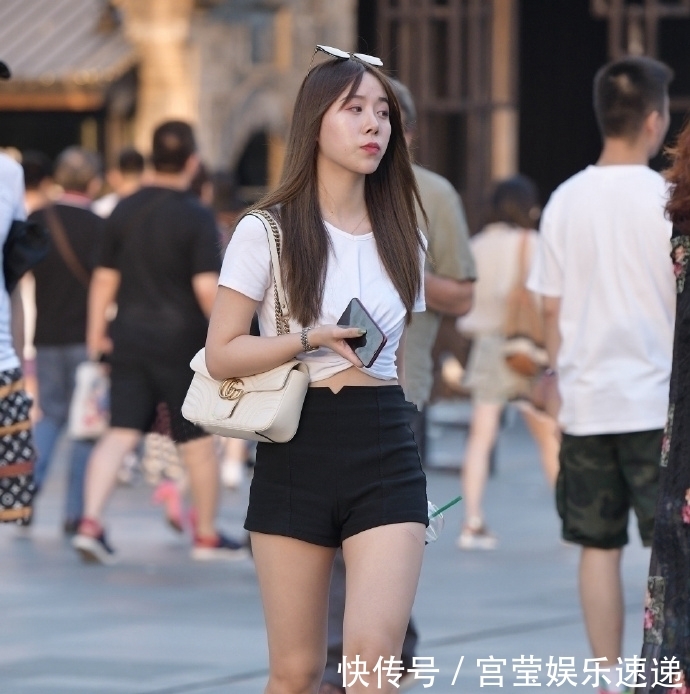 「让自己」爱美的年纪,时尚姑娘选择短裤装展现外在美