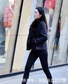 『 风采』一件黑色吊带配黑色短裤,时尚魅力风采,街拍:丰标不凡的小姐姐
