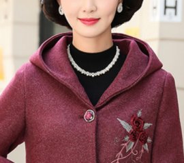 风衣早过时了，6070后女人穿这“毛呢外套”，舒适减龄超嫩美