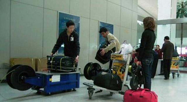 到了汽车站才发现，拉杆箱已经过时！多数人都这样带，真是有才