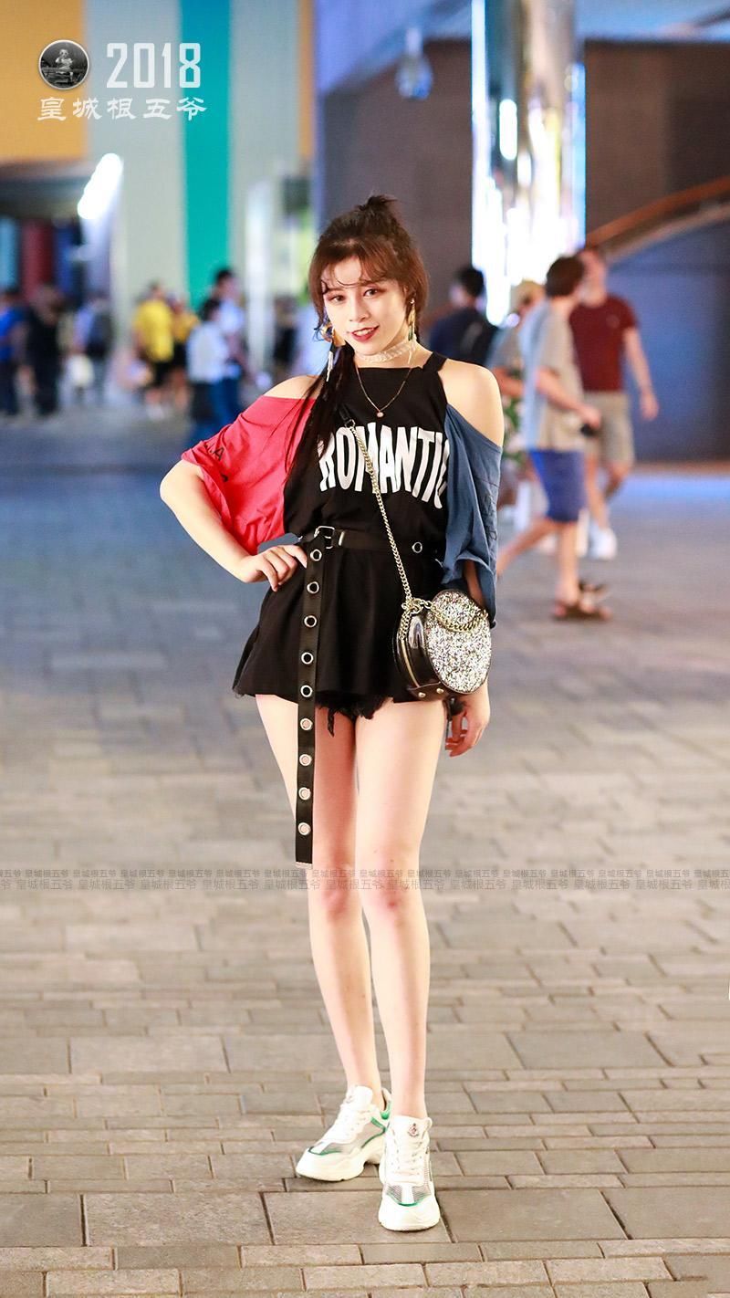 街拍：三里屯的女孩一个比一个漂亮，尤其是东方女孩更美