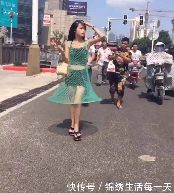 暴露■女子街头身着渔网,安全裤暴露在外,路人纷纷拍照,大家都看呆了