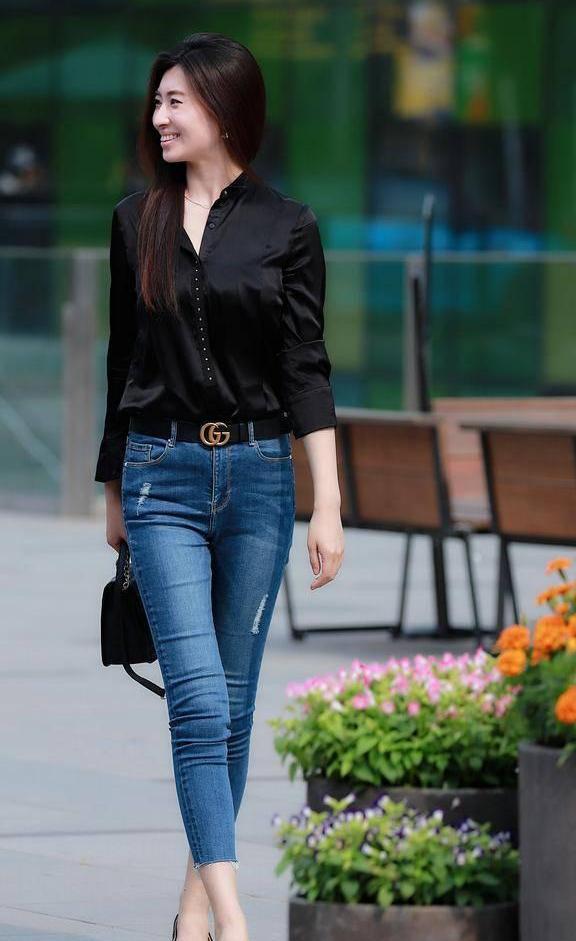 婉约别致的美女穿包臀裙优雅中带点甜美感，显出纤细小蛮腰！