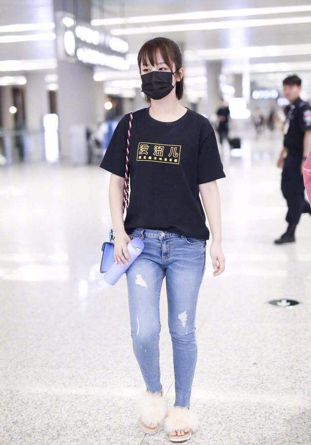 网友对杨紫要求太严格了, 机场穿短袖牛仔裤舒舒服服的怎么了?