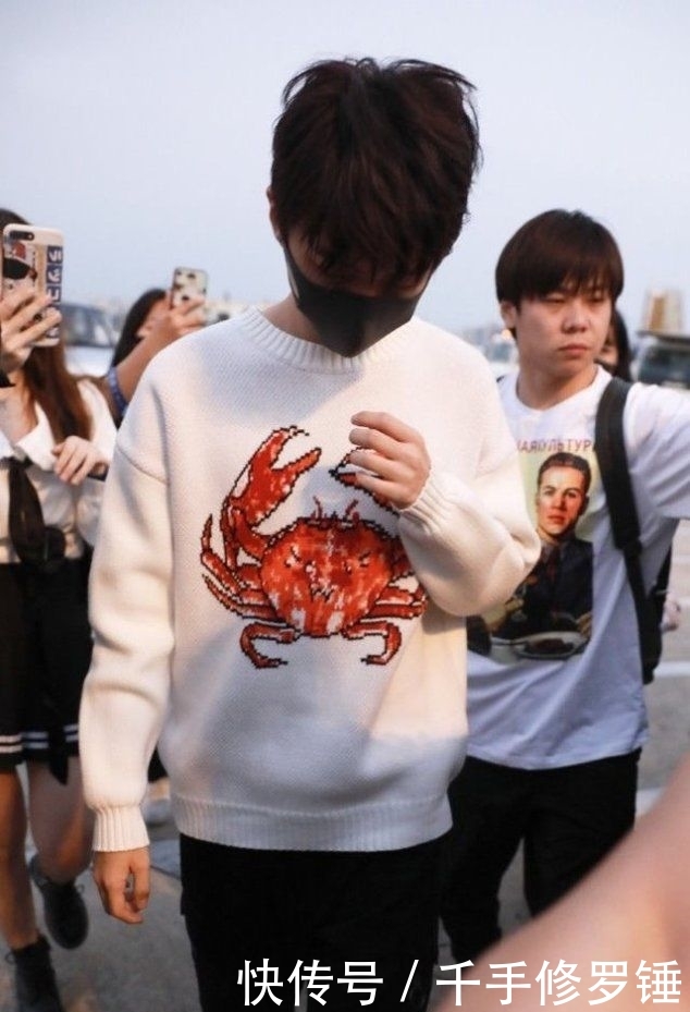 「纷纷表示」王俊凯穿毛衣引起热议,看到上边的图案,粉丝纷纷表示太想嫁!