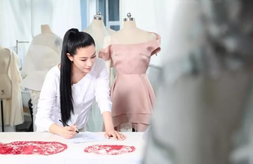 从北京三里屯到巴黎大皇宫，她用中国风告诉世界:时尚从东方来