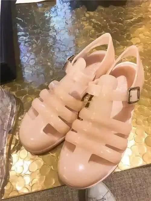 香奈儿■土到极致就是潮？香奈儿一双塑胶凉鞋卖4000，网友：我小时候天天穿