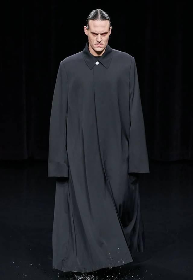  「水上」“黑色”包裹的灵魂?：巴黎世家Balenciaga的水上发布会