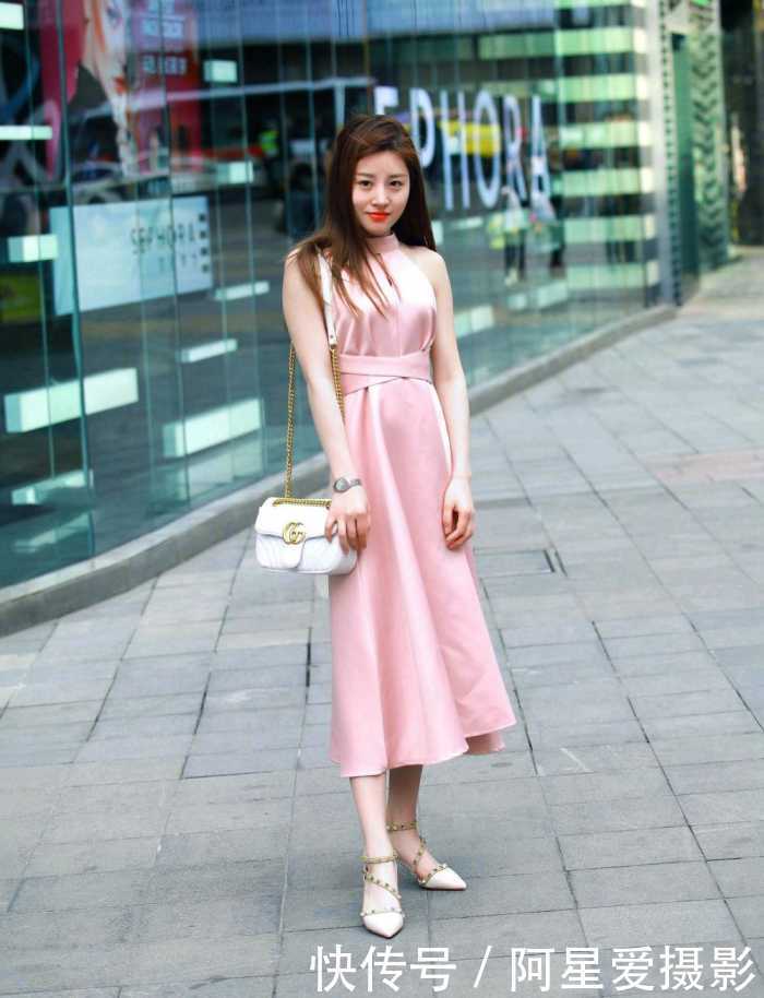 街拍: 气质女生引流街头时尚, 粉色连衣裙穿得太有女人味了