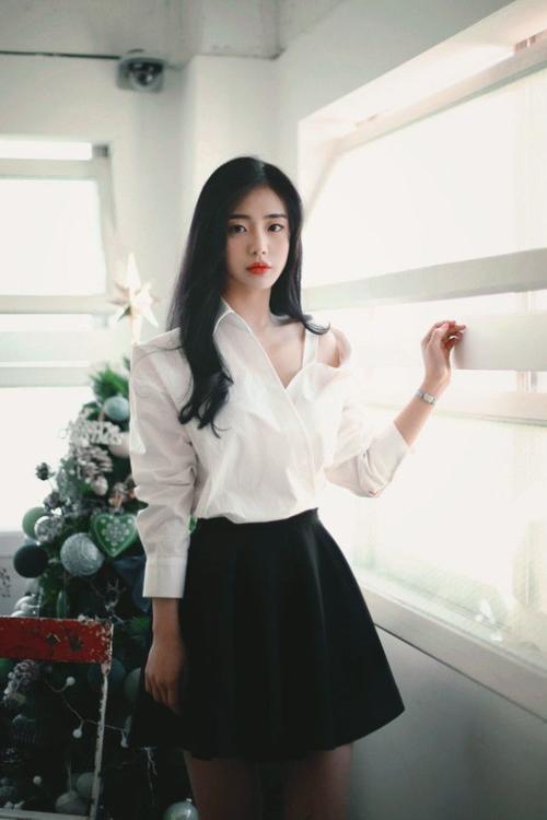 清秀漂亮的打底裤小姐姐展露迷人魅力,显得更加楚楚动人!