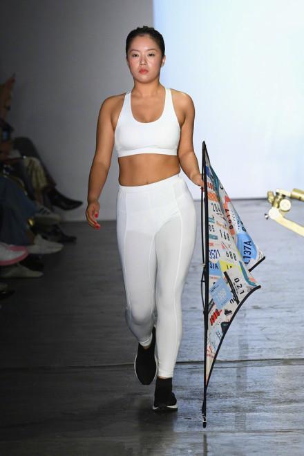 孟美岐去时装周，王菊去时装周，戚砚笛去时装周，一对比差距就来