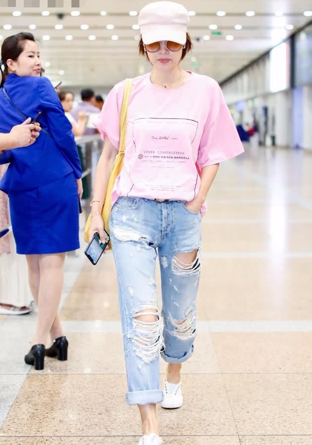 马伊琍胆真大，裤子上的破洞开得太高，网友都不好意思再看了