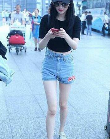 当31岁杨幂和29岁杨颖同穿短裤，终于明白保持少女心的重要性！