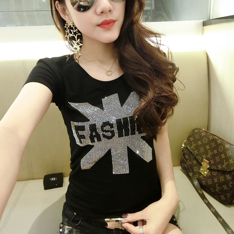 姐姐外穿“打底衫”出门，简直火的一塌糊涂，辣眼吸睛，美歪了