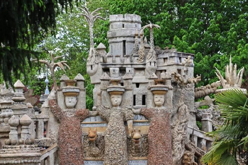 法国邮递员花33年，建筑一座石头城堡，竟登上了法国邮票