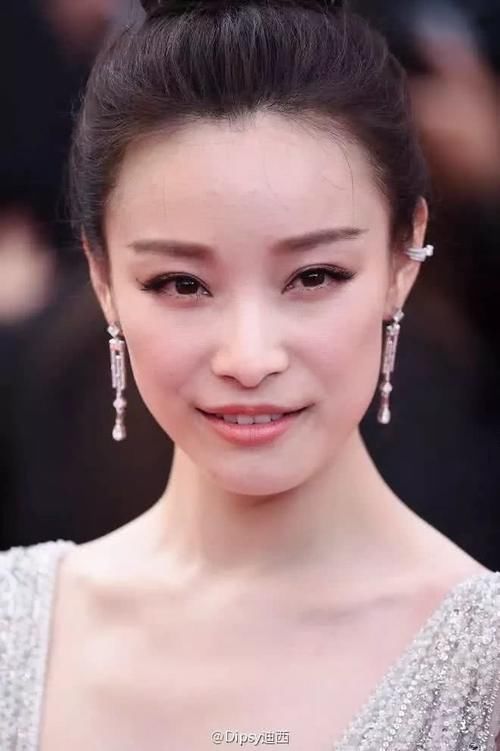 林允儿牛仔肌也会被闭口困扰！夏天化妆如何不卡粉？