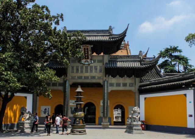 寺庙里的僧人禁止游客拍照，说出来恐怕你都不相信，请文明旅游！