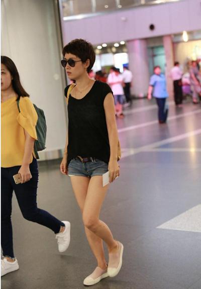 马伊琍机场放飞自我，热裤短到撩人，却抵不过同场姚笛的灯笼裤？