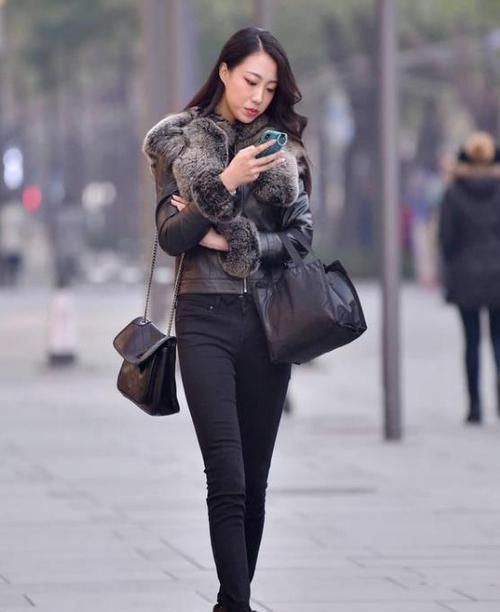  气质：养眼女神街拍：肤如凝脂的美女，一件白色衬衫配半身裙，时尚达人气质