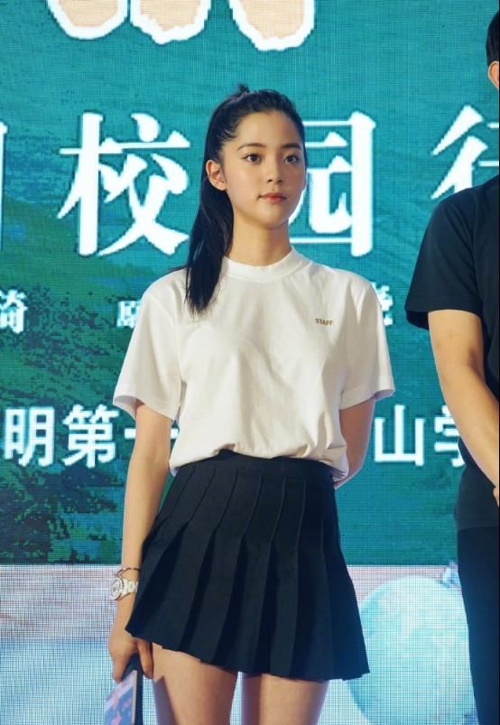  『整体的表达上』百搭的黑白色调搭配小诀窍，学以下五个搭配技巧，轻松玩转黑白装