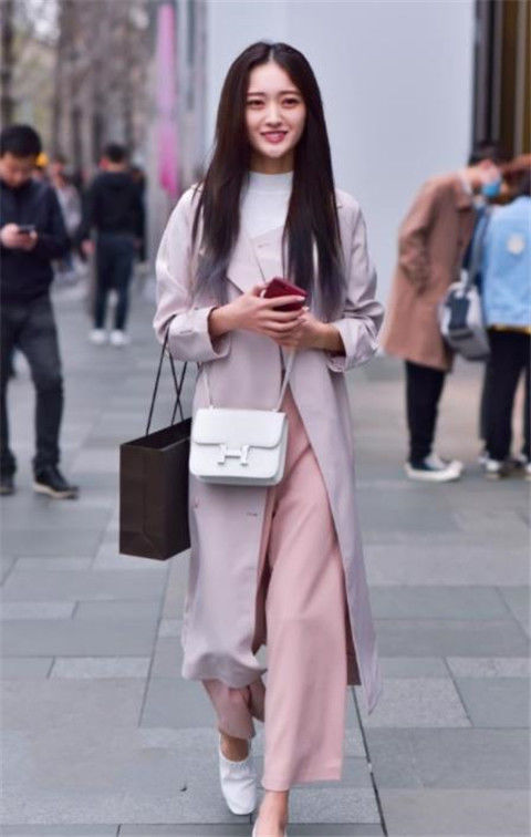 「披肩」街拍:长发披肩的美女,穿白色裹胸短裙,秀出纤细长腿
