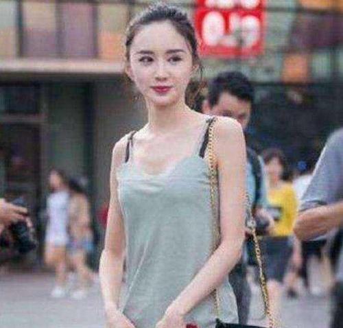 街拍:小姐姐上身一件清凉的吊带背心,看起来非常性感!