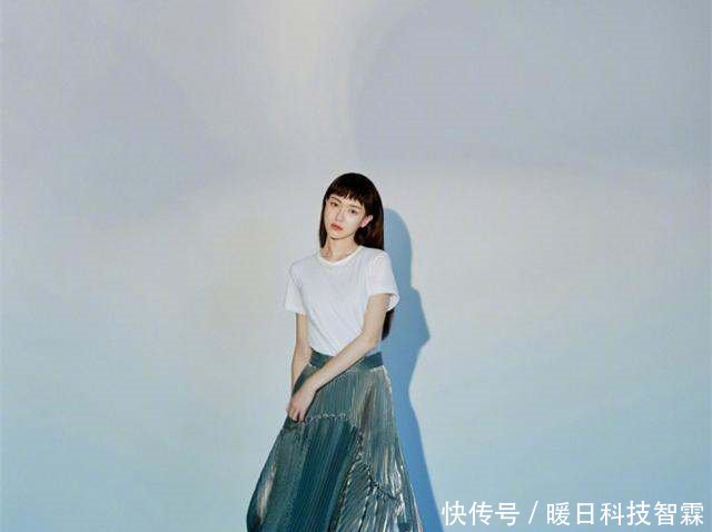 35岁唐嫣只不过剪了个“狗啃”刘海, 气质就变得大不一样了!