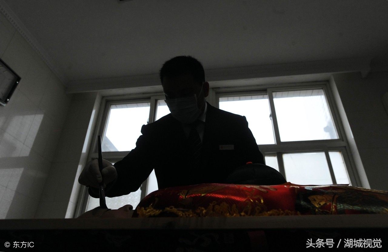 男子在殡仪馆工作15年，每天为十几位逝者化妆，从不敷衍了事