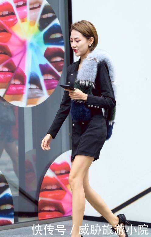 路人街拍身材惹火的城市丽人,优雅的打扮美得很自然