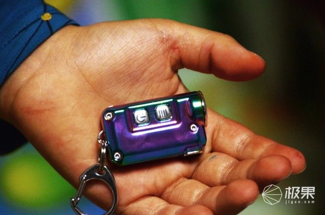NITECORE TINI 炫彩钥匙灯上手，外表酷炫 无惧黑暗