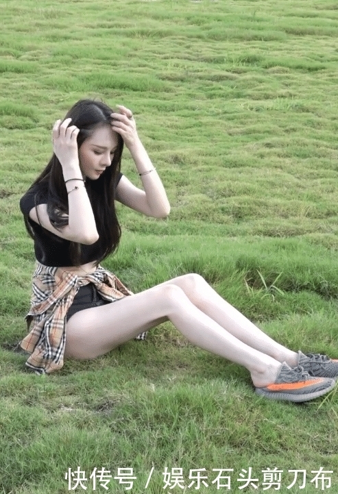 『 美女』草地上坐着能舒服吗？，草坪上休息的美女